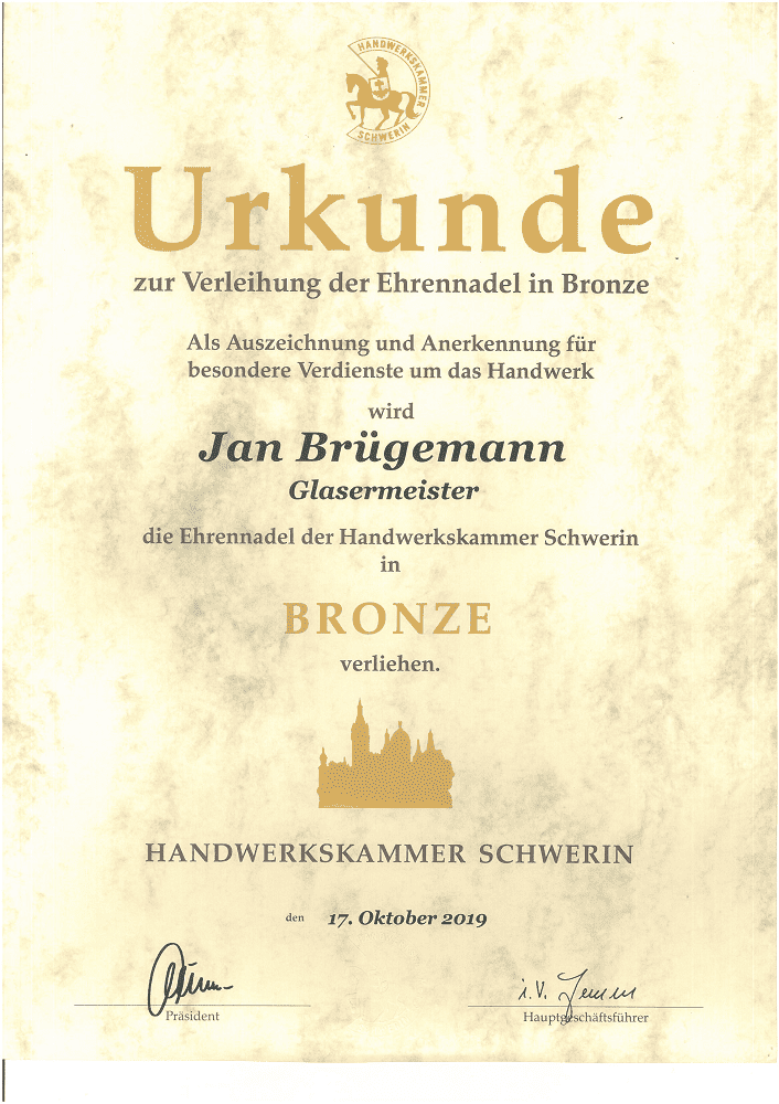 Urkunde zur Verleihung der Ehrennadel in Bronze an Jan Brügemann, Glasermeister, durch die Handwerkskammer Schwerin